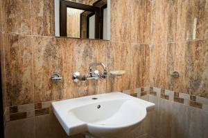 兹拉托格勒Бялата къща的浴室设有白色水槽和镜子