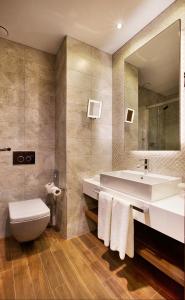 伊斯坦布尔伊斯坦布尔卡德柯伊假日酒店的一间带水槽、卫生间和镜子的浴室