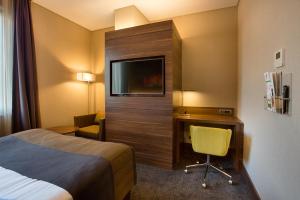 伊斯坦布尔伊斯坦布尔卡德柯伊假日酒店的酒店客房设有一张床、一张书桌和一台电视机。