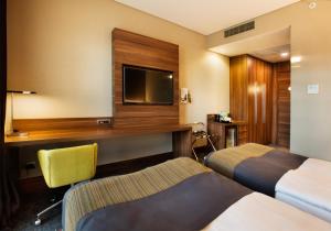 伊斯坦布尔伊斯坦布尔卡德柯伊假日酒店的酒店客房设有两张床和一台平面电视。