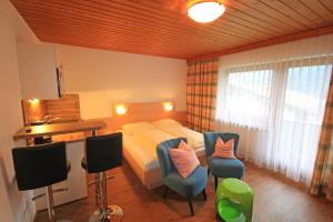 弗林肯贝格豪斯阿斯特丽德克里斯托夫酒店的一间卧室配有一张床、两把椅子和一张书桌