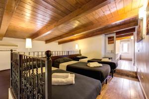 罗马西城梵蒂冈公寓酒店的客房设有四张床和木制天花板。