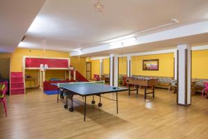卡瓦莱塞萨克洛库热公园酒店的一间设有乒乓球桌的房间