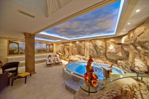 米亚瓦斯迪福尼柯酒店的一间石墙内大浴室,配有浴缸