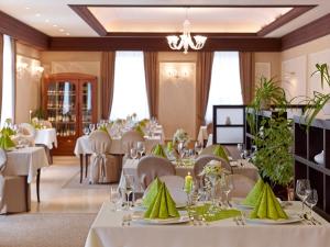 米亚瓦斯迪福尼柯酒店的一间设有白色桌椅的用餐室