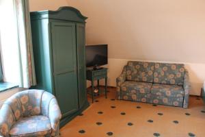 Gotthun格鲁纳鲍姆穆利兹乡村酒店的客厅配有沙发和椅子
