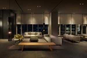 首尔Shilla Stay Guro - Guro Digital Complex Station的客厅配有沙发和桌子