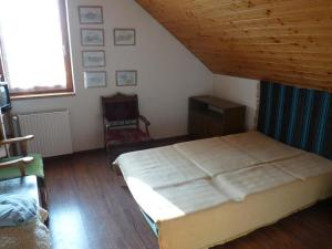 布达佩斯克拉米艾公园吉斯特豪斯酒店的一间卧室设有一张大床和木制天花板
