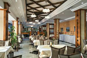 兹拉蒂博尔艾瑞斯酒店的餐厅内带桌椅的用餐室