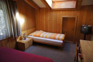 格林德尔瓦尔德贝拉里酒店的一间小卧室,配有床和窗户