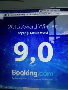 番红花城贝巴吉康纳克酒店的带有获奖书标志的电脑屏幕