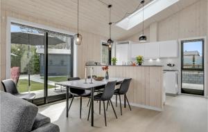 弗雷德里克斯伐克Gorgeous Home In Frederiksværk With Kitchen的厨房以及带桌椅的用餐室。