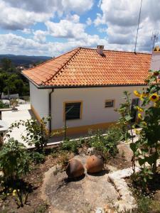 小佩德罗冈Casa do Cabril的白色房子,有橙色屋顶