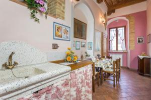 圣吉米纳诺Locazione Turistica Totti的厨房以及带桌椅的用餐室。