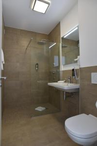 诺斯罗驰列支藤瑙住宿加早餐旅馆的带淋浴、卫生间和盥洗盆的浴室