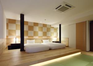 京都京之宿兔酒店的卧室配有一张白色大床和两盏灯。