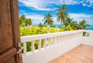 马富施Faza View Inn, Maafushi的客房设有海景阳台。