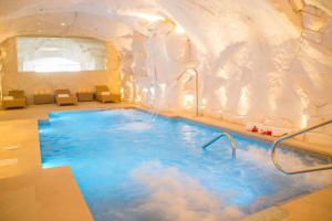 贝纳尔马德纳拉芬达酒店的天花板上云彩的室内游泳池