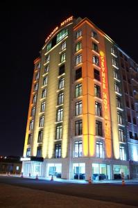 开塞利吉佛尔酒​​店的上面有灯的标志的酒店大楼