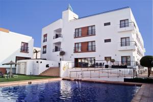 科尼尔-德拉弗龙特拉安达露西亚酒店的一座建筑前面设有游泳池