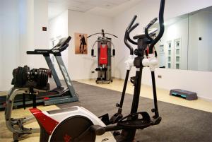 科尼尔-德拉弗龙特拉安达露西亚酒店的健身房设有两辆健身自行车和跑步机