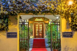 罗马拉瑞泽顿扎酒店的红地毯房子的入口