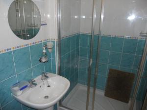 斯卡伯勒戈登旅馆的一间带水槽和淋浴的浴室
