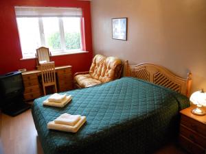 斯卡伯勒戈登旅馆的一间卧室配有绿床和2条毛巾