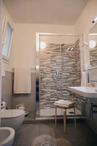 里奥马哲雷内塔勒旅馆的带淋浴、卫生间和盥洗盆的浴室