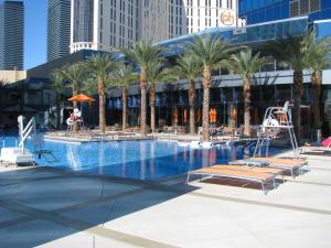 Suites at Elara Las Vegas Strip-No Resort Fees内部或周边的泳池
