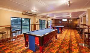 凯恩斯Nightcap At Balaclava Hotel的台球室,配有2张台球桌和1间酒吧