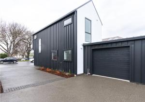 基督城Brand New CBD Christchurch 3 Bed 3 Bath with Garage的黑白房子,带车库