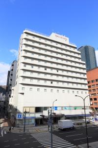 神户神户三宫东急REI酒店的一座城市的白色大型酒店建筑