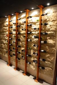 埃尔比勒菲奥里酒店的酒窖,酒窖内装有葡萄酒瓶