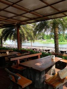 尖竹汶Evergreen Resort Chanthaburi的凉亭下一组木桌和椅子