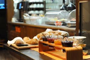 达沃斯迪仕玛酒店的面包店在柜台上供应面包和糕点