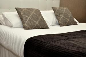 巴黎Hôtel du Mont Blanc的床上有2个枕头