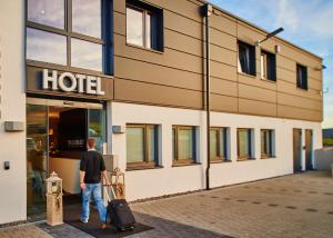 Rietheim-Weilheim旅程欢愉酒店的行李过酒店的人