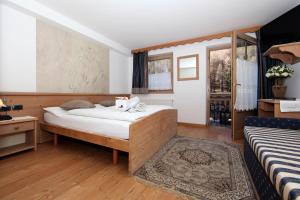 泰塞罗维拉迪博斯科康体酒店的一间卧室设有一张大床和一个窗户。