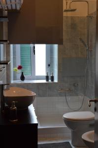 马泰拉圣尤斯塔其欧公寓的带淋浴、盥洗盆和卫生间的浴室