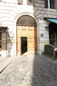 罗马罗塞塔旅馆的通往大楼的大木门