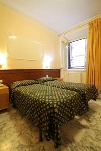罗马罗塞塔旅馆的一间卧室设有一张床和一个窗口