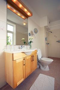 恩厄尔霍尔姆里尔顿酒店的一间带水槽和卫生间的浴室