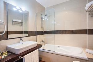 菲尼斯特雷阿伦多马尔酒店的一间带水槽和玻璃淋浴的浴室