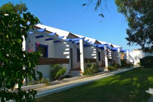 比利亚夫兰卡Hotel Rural Terrablanca的一排白色的房屋,带有蓝色的凉棚