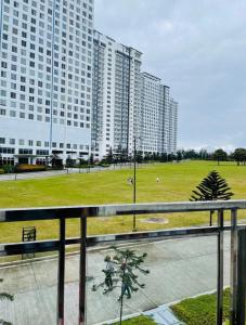 大雅台JT Tagaytay Suites的享有城市高楼和公园的景色