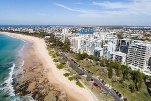 穆卢拉巴First Light Mooloolaba, Ascend Hotel Collection的享有海滩和建筑的空中景致