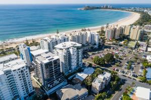 穆卢拉巴First Light Mooloolaba, Ascend Hotel Collection的享有城市和海滩的空中景致