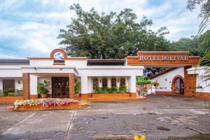 库库塔Hotel Faranda Bolivar Cucuta, a member of Radisson Individuals的前面有标志的酒店大楼