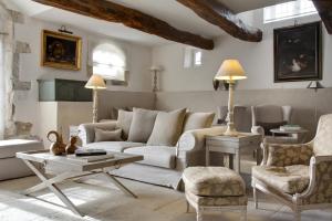 奥尔冈Le Mas De La Rose - Teritoria的客厅配有沙发、椅子和桌子